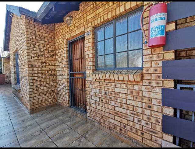 2 BEDROOM TOWNHOUSE FOR SALE IN MEYERTON CENTRAL